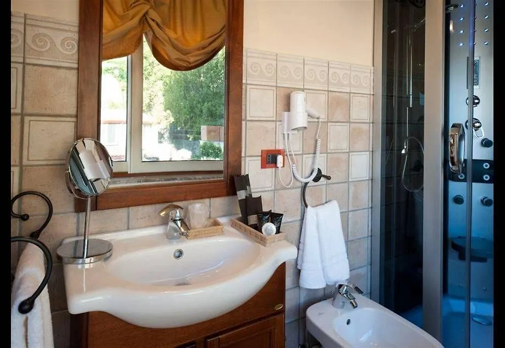*** فندق مبيت وإفطار تاورمينا B&B Villa Barone إيطاليا