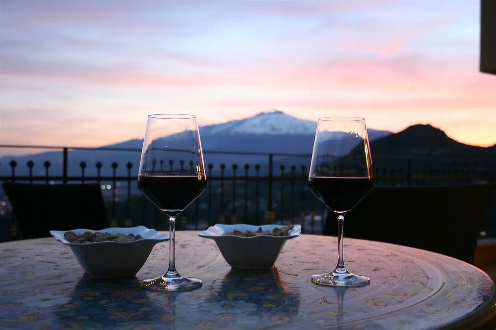 *** فندق مبيت وإفطار تاورمينا B&B Villa Barone إيطاليا