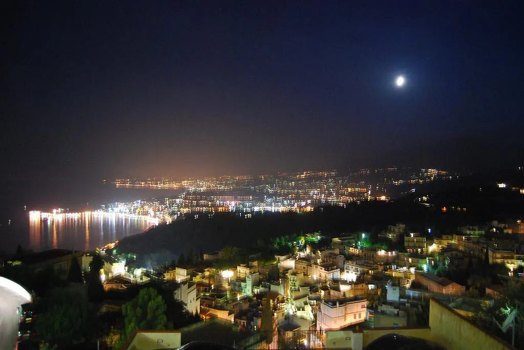فندق مبيت وإفطار تاورمينا B&B Villa Barone